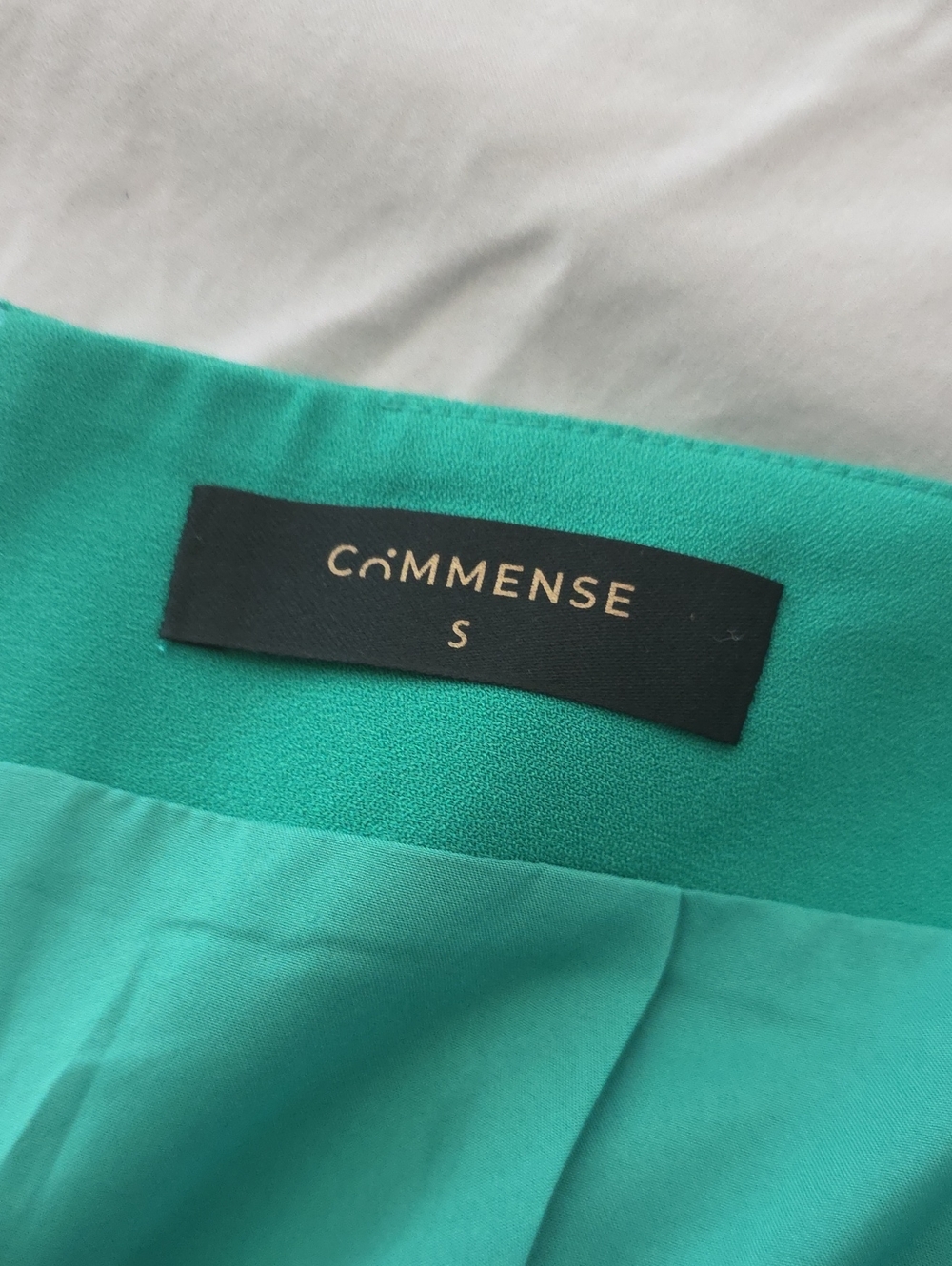 BNWT COMMENSE Draped Mock Neck Blouse & Tie-Waist Mini Skirt Set Size Small - Picture 3 of 4